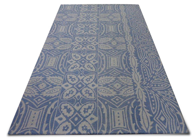 Retro floral and leaf motifs arranged in columnar design pattern makes this carpet unique. The alternating figures create symmetry and make this carpet fit for each and every type of room. 